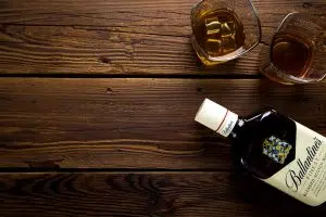3 idées de verres pour déguster du whisky à offrir à la fête des pères