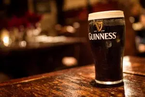 une pinte de guinness dans un irish pub