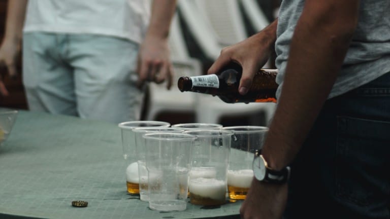 Jeu à Boire Set Beer Pong avec 24 Gobelets et 24 Boules Plasti -  Anniversaire Adulte - Rue de la Fête