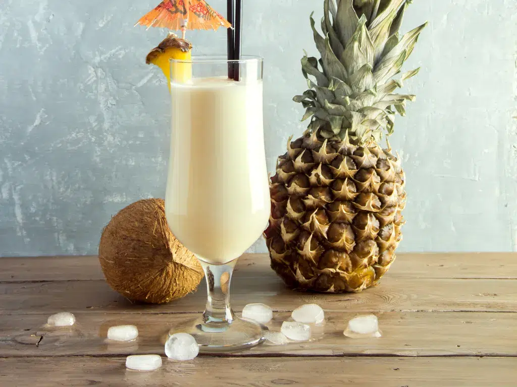 Des Cocktails Alcoolisés Rafraîchissants Avec De La Neige Carbonique à La  Menthe Et Des Fruits Sur Le Bar En Gros Plan Vapeur Blanche Autour Des  Verres